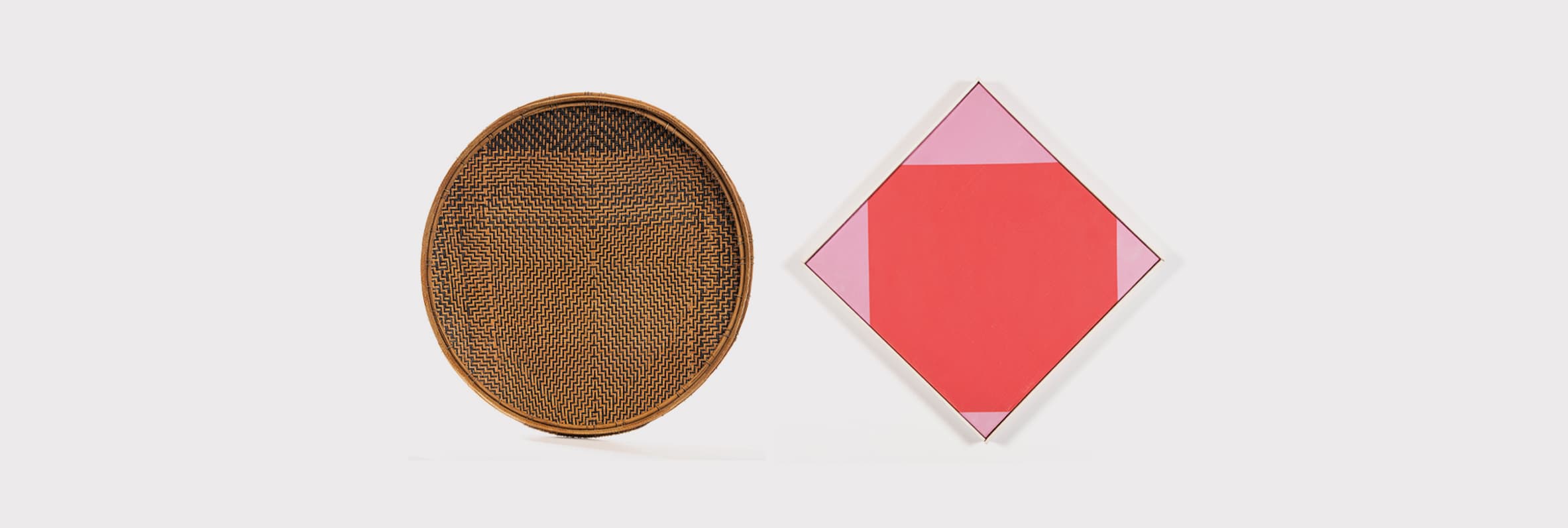 Contraposición de dos de las obras expuestas: a la izquierda, cesta Fhahádi-fhédi (La Cara del armadillo), del pueblo Ye’kwana; a la derecha, óleo sobre canvas Qudrat Mit Veränderten Lila, 1960-1967, de Max Bill.