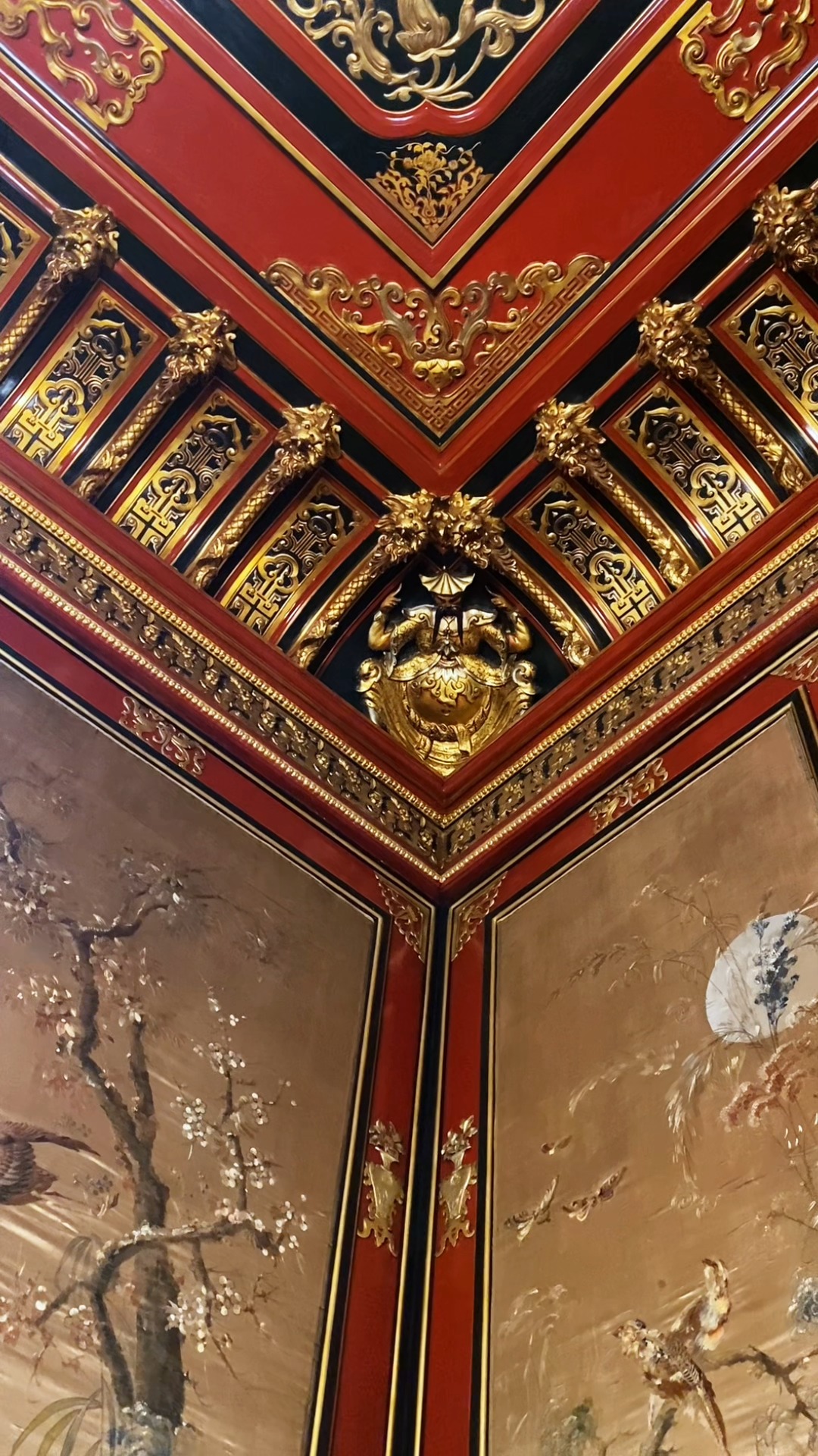 🐉 Hoy visitamos el salón Manila, una sala que se aleja del neobizantino para sumergirse en un estilo orientalizante, donde dragones, sedas y lacas rojas dominan el espacio.
Un rincón exótico y fascinante del Palacio de Linares.

🔔 Puedes descubrir esta y otras salas en nuestras visitas guiadas.

#SalónManila #PalacioDeLinares #CasaDeAmérica #ArteDecorativo
