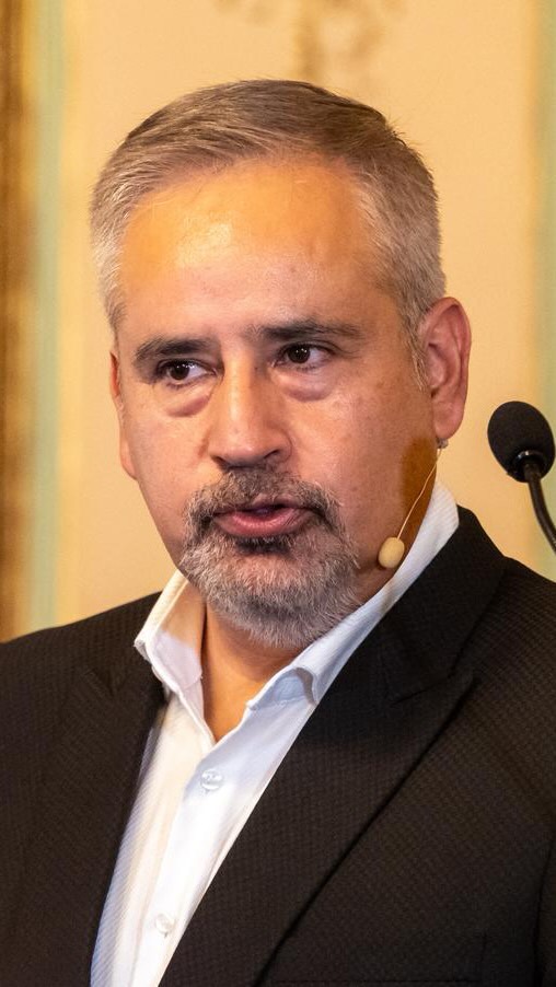 🏛️ Entre volcanes, piedra y memoria, Arequipa construyó una forma propia de habitar el territorio.

👥 Con Gonzalo Ríos y Alonso Ruiz Rosas.
🗣️ Bienvenida: Moisés Morera.
🤝 Con @embajadaperuenespana.

📺 Puedes ver el video completo en nuestro canal de YouTube, enlace en la biografía.